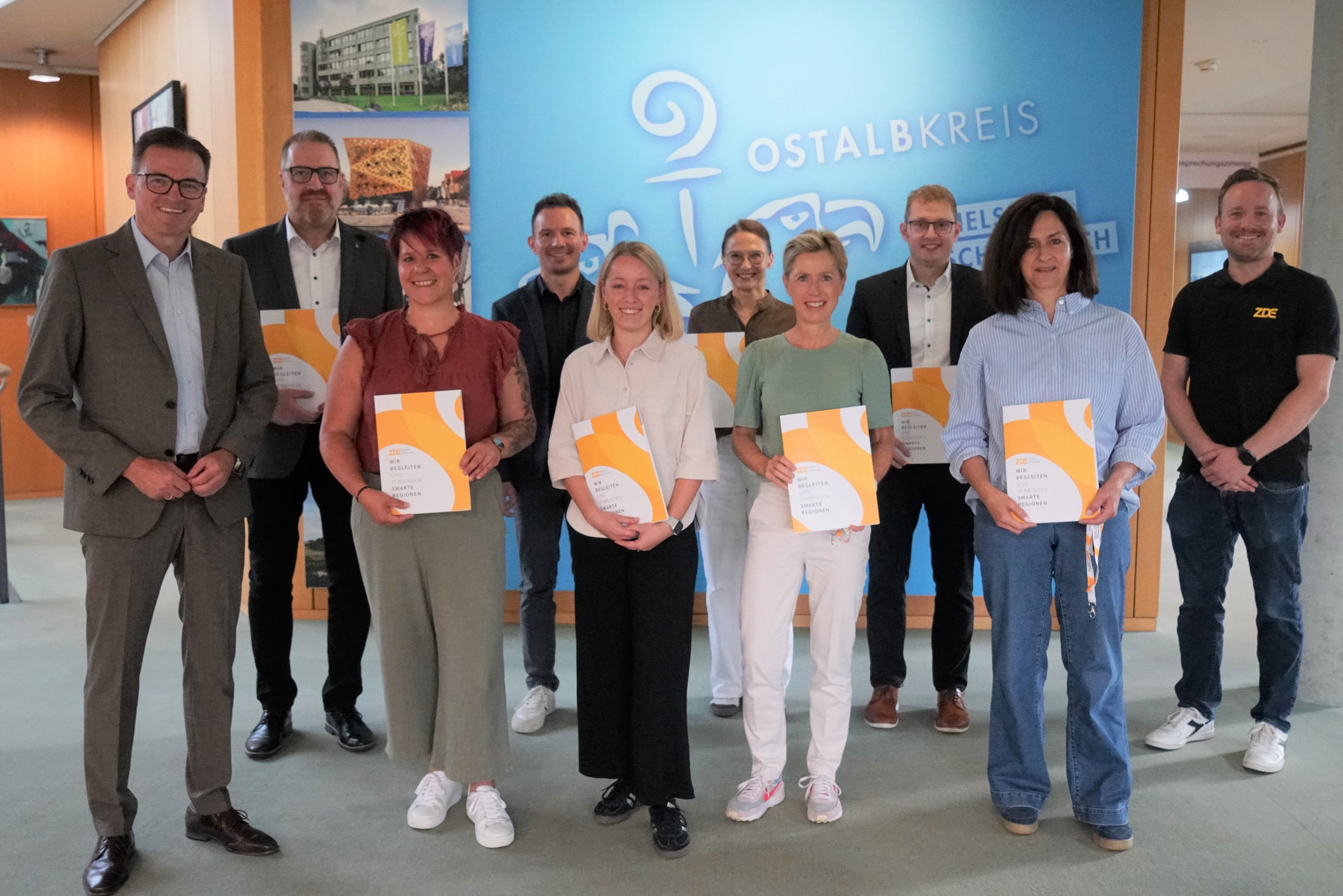 (V. l.) Landrat Dr. Joachim Bläse, Peter Fischer, Sandra Ott, Lukas Dreher, Melanie Graf, Dr. Katarzyna Haverkamp, Angela Brunnhuber, Markus Däuble, Heike Wörner und Felix Unseld (ZDE). Nicht auf dem Bild: Florian Deininger