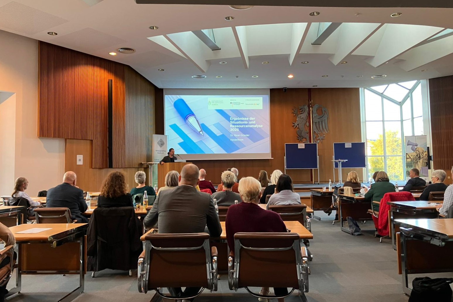 Prof. Dr. René Gründer von der DHBW Heidenheim präsentierte seine Situations- und Ressourcenanalyse. 