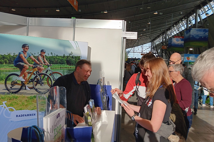 Der Tourismus Ostalb in Halle 6 am Gemeinschaftsstand des Schwäbische Alb Tourismus: <br />
V. l.: Eileen Heth (Landratsamt Ostalbkreis), Landrat Dr. Joachim Bläse, Anja Horn (Ellwangen), Hester Rapp-Van der Koij (Sagenhafter Albuch), Oberbürgermeister Richard Arnold (Schwäbisch Gmünd), Bürgermeister Dr. Joy Alemazung (Heubach), Bürgermeisterin Stephanie Eßwein (Mutlangen) und Bürgermeister Tobias Feldmeyer (Iggingen)<br />
<br />
