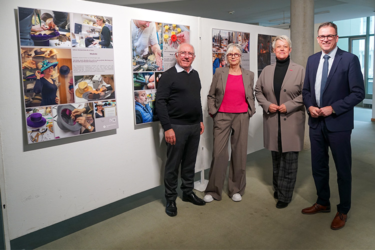 Bei der Eröffnung der Ausstellung: V. r.: Landrat Dr. Joachim Bläse, Katja Maier (Präsidentin der Handwerkskammer Ulm), Birgit Barth (Theaterkostümnäherin aus Aalen) und Karl-Heinz Lauser (Fotoclub Ulm e. V.)