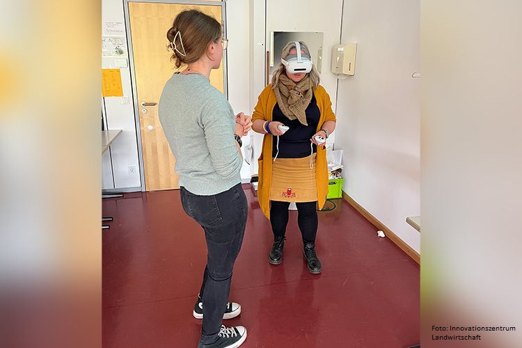 Immersives Lernen im virtuellen Raum: Im Rahmen der Fortbildungsveranstaltung konnten die Teilnehmenden den Einsatz von VR-Brillen im Unterricht selbst erproben.