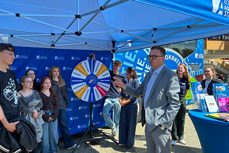 Landrat Dr. Joachim Bläse im Gespräch mit Schülerinnen und Schülern des Beruflichen Schulzentrums Aalen.