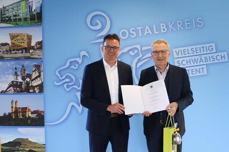 Landrat Dr. Joachim Bläse (links) gratulierte Bürgermeister Dieter Gerstlauer zur 30-jährigen Amtszeit in Durlangen.