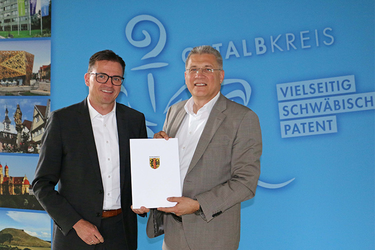 Landrat Dr. Joachim Bläse (links) überreicht Bürgermeister Dr. Gunter Bühler die Ehrenurkunde des Ostalbkreises.