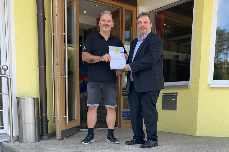 Georg Lieb (links) vom Landhotel Wental und Horst Sattler von der Stabsstelle Tourismus präsentieren die Urkunde. 