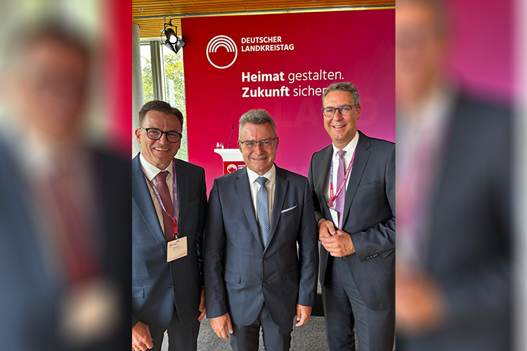 Machen in Berlin deutlich, dass es einen Kurswechsel zur Stärkung der Kommunalfinanzen braucht: (V. l.) Landrat Dr. Joachim Bläse (Ostalbkreis), DLT- und LKT BW-Präsident Landrat Dr. Achim Brötel (Neckar-Odenwald-Kreis) und Landrat Dr. Richard Sigel (Rems-Murr-Kreis), Vizepräsident des LKT BW 