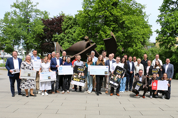 Auf dem Bild zu sehen v. l. n. r.: Danny Dürrich (Abtsgmünder Bank eG); Anja Göschl (Raiffeisenbank Westhausen eG); Michael Eiberger (VR-Bank Ellwangen eG); Nadine Adamcyk (VR-Bank Ostalb eG); Angela Wörner (Wörner Gartenbau GmbH); Thomas Wagenblast (Dezernent); Matthias Brenner (EZcon Network GmbH); Damian Wörner (Wörner Gartenbau GmbH); Janina Rau (TE Connectivity Germany GmbH); Sarah Fuhrmann (EZcon Network GmbH) Cornelia Kissling (Kissling Bauunternehmung GmbH); Dr. Valentin Nagengast (HENSOLDT Optronics GmbH); Janna Saam (Rossaro Bauunternehmung GmbH u. Co. KG); Lothar Wötzel (HENSOLDT Optronics GmbH); Evelin Mendel (Carl Zeiss AG); Marcel Kölbl (TSO Sicherheitssysteme GmbH); Michael Hirsch (Kreissparkasse Ostalb); Jens Haeßner (Munksjö Unterkochen GmbH); Yaron Jakobschy (SHW Storage & Handling Solutions GmbH); Sara Sehic (Gebrüder-Heiner-Stiftung Jugendgemeinderat); Markus Eichele (Georg Eichele Bauunternehmung GmbH); Andreas Schirpke (Gebrüder-Heiner-Stiftung); Oliver Eichele (Kochertaler-Metall-Gestaltung GmbH); Anja Schirpke (Gebrüder-Heiner-Stiftung); Dr. Joachim Bläse (Landrat); Michael Spang (Bux der Einrichter GmbH); Simone Rettenmaier (Projektkoordinatorin); Gianluca Galvano & Marina Schöll (Spedition Hirsch GmbH); Ingo Gruber (Prinzing Elektrotechnik GmbH Aalen); Alina Fanselow (Assistentin Nachhaltige Mobilität); Thomas Engert (Lions Club Schwäbisch Gmünd - Aalen – Ellwangen). 