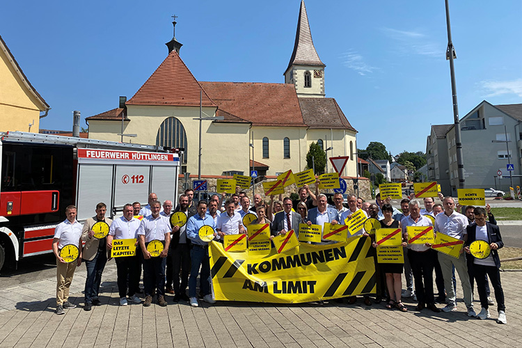 Für den Ostalbkreis und seine Kommunen ist es fünf vor zwölf: Landrat Dr. Joachim Bläse, Dr. Gunter Bühler sowie alle Bürgermeisterinnen und (Ober-)Bürgermeister demonstrieren Geschlossenheit und fordern von Bund und Land eine auskömmliche Finanzierung der kommunalen Haushalte.
