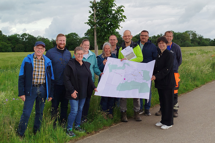 V. l.: Ehrenamtlicher Helfer Reinhard Alleze, ausführender Ingenieur Daniel Schmieg von der Flurneuordnungsbehörde des Landratsamts, Ortsvorsteherin Eva Rösler, Leitende Ingenieurin Marina Schweyer von der Flurneuordnungsbehörde des Landratsamts, Brigitta Frey von der Unteren Naturschutzbehörde des Landratsamts, Andreas Walter als Vertreter des ehrenamtlichen Naturschutzes, Landespfleger Axel Moon, der Vorsitzende der TG Stefan Elser, Bürgermeisterin Andrea Schnele und Bauhofleiter Rainer Maier