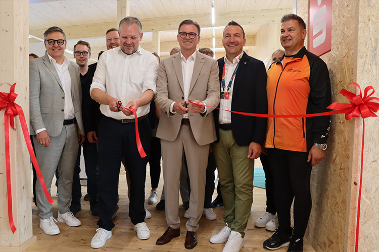 Landrat Dr. Joachim Bläse (Mitte) eröffnete mit den Firmenvertreterinnen und -vertretern die Wirtschaftsausstellung im 1. Obergeschoss des Kreispavillons auf der Landesgartenschau.