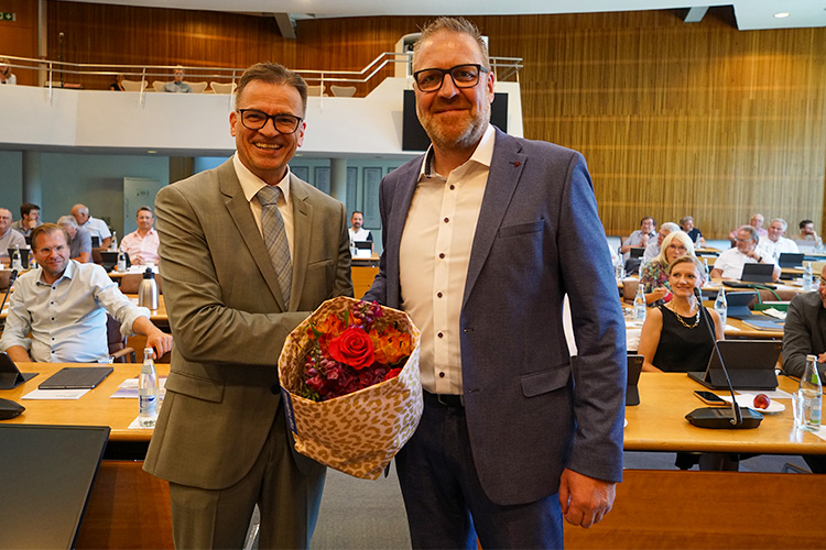 Landrat Dr. Joachim Bläse (links) gratuliert Peter Fischer zur Wahl., Landrat Dr. Joachim Bläse (links) heißt Vanessa Wieser beim Landratsamt willkommen.