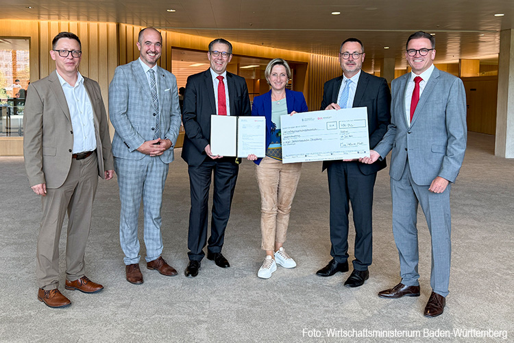 Das Digitalisierungszentrum Ostwürttemberg wird erneut bis März 2028 gefördert: (v.re.) Landrat Dr. Joachim Bläse, IHK-Hauptgeschäftsführer Thilo Rentschler, Ministerin Dr. Nicole Hoffmeister-Kraut, Landrat Peter Polta, MdL Tim Bückner (CDU) und Peter Schmidt, Leiter des digiZ Ostwürttemberg, bei der Förderbescheidübergabe in Stuttgart.