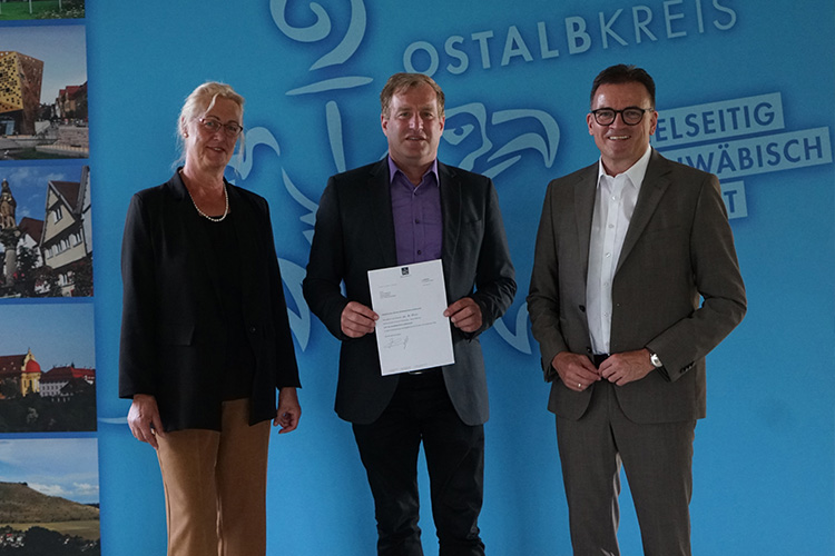 Zu sehen sind Erste Landesbeamtin Gabriele Seefried, Gerrit Kleemann, Landrat Dr. Joachim Bläse.