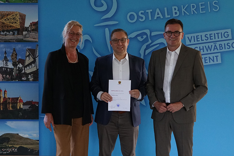 Zu sehen sind Erste Landesbeamtin Gabriele Seefried, Thomas Beck, Landrat Dr. Joachim Bläse