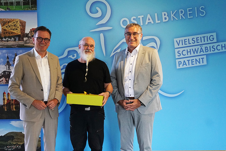 Zu sehen sind v. l. n. r. Landrat Dr. Joachim Bläse, Schulleiter Andreas Neidlinger und Karl Kurz, Dezernent für Finanzen, Schulen und Verkehrsinfrastruktur.