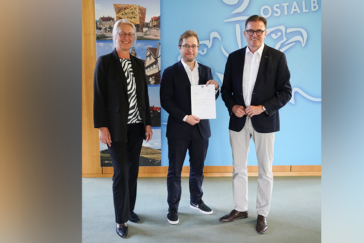 V. l.: Erste Landesbeamtin Gabriele Seefried, der neue Leiter des Bereichs Baurecht und Naturschutz Samuel Reinkensmeier und Landrat Dr. Joachim Bläse.