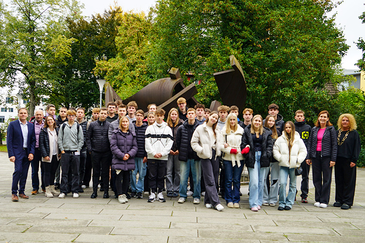 Schulleiter Jochen Wörner (links) und Geschäftsbereichsleiterin Marion Freytag (rechts) mit den Lehrkräften und der tschechischen Schülergruppe vor dem Aalener Kreishaus.