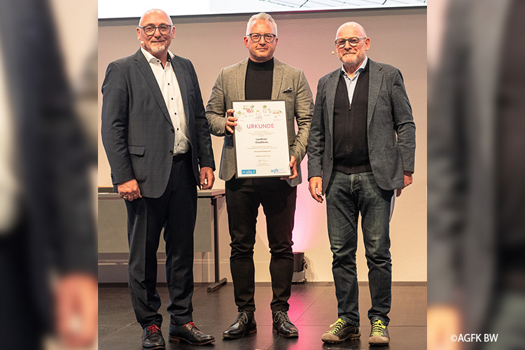 Auszeichnung des Ostalbkreises im Rahmen des Radkongresses in Heidelberg. (V. l.) Günter Riemer, Vorstandsvorsitzender der AGFK-BW, Verkehrsdezernent Thomas Wagenblast, Landratsamt Ostalbkreis, und Landesverkehrsminister Winfried Hermann
