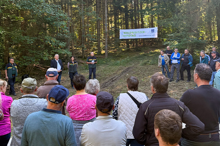 Dr. Gunter Bühler und die Leiterin der Forst-Außenstelle Bopfingen, Christina Schwarz, eröffneten den Waldbesitzerinfotag in Bopfingen-Michelfeld.<br />
<br />
