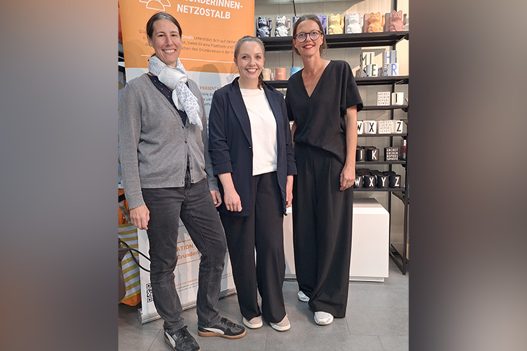 V. l.: Anne Nitschke, Leiterin Kontaktstell Frau und Beruf Ostwürttemberg – Ostalbkreis, Jessica Lauren Schneider, Managerin in:it co-working lab, und Unternehmerin Maike Merz, Die Teilnehmerinnen im ZeitRaum Concept Store & Zweite Liebe Secondhand Shop von Maike Merz in Aalen.