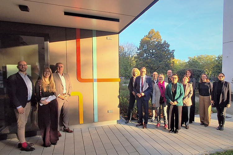 V. l.: Prof. Dr. Kim-Patrick Sabla-Dimitrov, die Künstlerin Jessica Rühmann, Finanzdezernent Karl Kurz und Landrat Dr. Joachim Bläse mit Ehrengästne und Juroren anlässlich der Einweihung der Kunst-am-Bau-Maßnahme