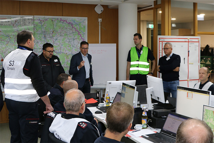 Führungsstab übt mit Fachberatern und Netze ODR - Szenario war flächendeckender Stromausfall im westlichen Ostalbkreis Landrat Dr. Joachim Bläse (Bildmitte, stehend) nahm als Beobachter an der Übung teil. Links daneben der stv. Leiter des Führungsstabs, Matthias Herdeg, rechts der Führungsstab-Leiter Sebastian Ams und Thomas Wagenblast, Dezernent für Ordnung, Verkehr und Veterinärwesen beim Landratsamt., V. l: Matthias Herdeg, stv. Leiter Führungsstab, Dezernent Thomas Wagenblast, Franz Stölzle, Technischer Geschäftsführer Netze ODR, Landrat Dr. Joachim Bläse und Führungsstab-Leiter Sebastian Ams, Die Mitglieder des Führungsstabs üben im Aalener Landratsamt das Szenario „flächendeckender Stromausfall“.