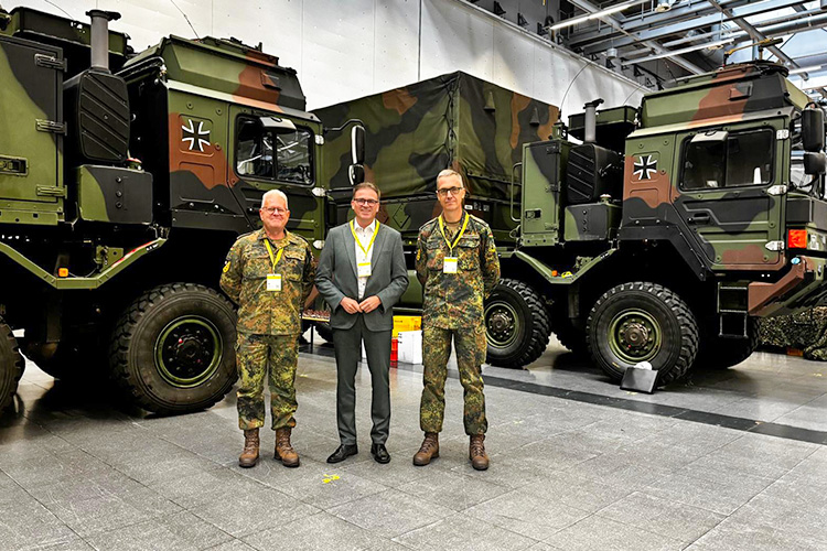 Oberstleutnant Ludwig Stegmaier, Landrat Dr. Joachim Bläse sowie Oberstleutnant Hans-Peter Stoßberg (v.l.) beim Innovationsforum Integrierte Sicherheit in Stuttgart.<br />
<br />
