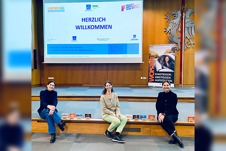 Die Organisatorinnen der Veranstaltung: (V. l.) Daniela Masur, Beauftragte für Chancengleichheit am Arbeitsmarkt des Jobcenters Ostalbkreis, Anne Nitschke, Leiterin der Kontaktstelle Frau und Beruf Ostalbkreis, und Sylvia Gremerath, Beauftragte für Chancengleichheit am Arbeitsmarkt der Agentur für Arbeit Aalen., Über sechzig Teilnehmende kamen zum Thementag „Frauen und Finanzen“ der Kampagne WOMEN ins Aalener Landratsamt.