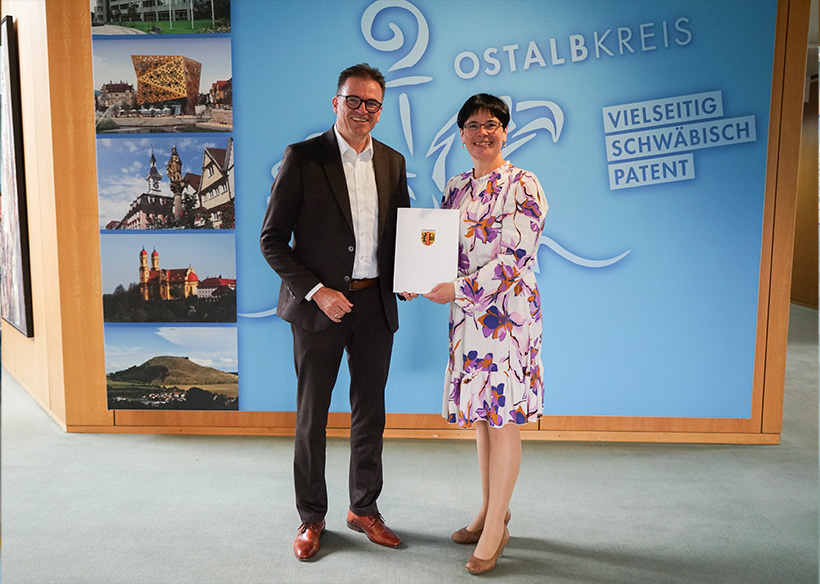 Landrat Dr. Joachim Bläse (links) gratuliert Bürgermeisterin Andrea Schnele zum Dienstjubiläum.