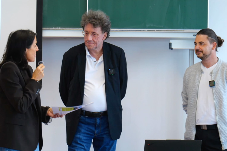 Oberstudiendirektorin Claudia Wildner (links), Justus-von-Liebig-Schule Aalen, im Gespräch mit (v. l.) Martin Brandt und Markus Gürtler vom Landratsamt Ostalbkreis
