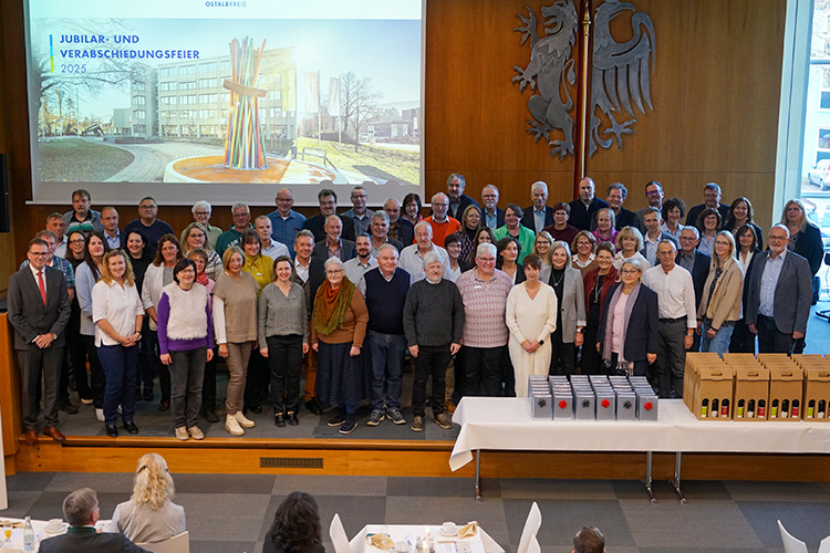 32 Beschäftigte wurden für 25 Jahre und 24 Beschäftigte für 40 Jahre im Öffentlichen Dienst geehrt. Verabschiedet wurden 37 Kolleginnen und Kollegen.