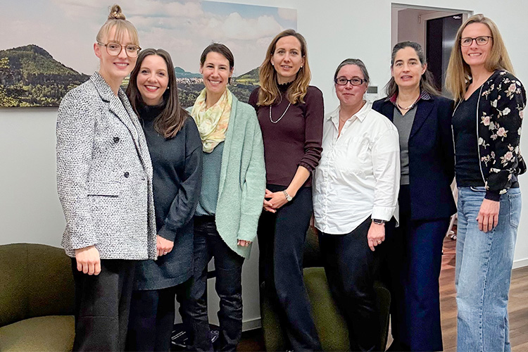 Teilnehmerinnen und Organisatorinnen des Netzwerktreffens<br />
Von links: Aileen Häberle, Jessica Schneider (in:it) und Anne Nitschke (Kontaktstelle Frau und Beruf Ostalbkreis) mit Teilnehmerinnen