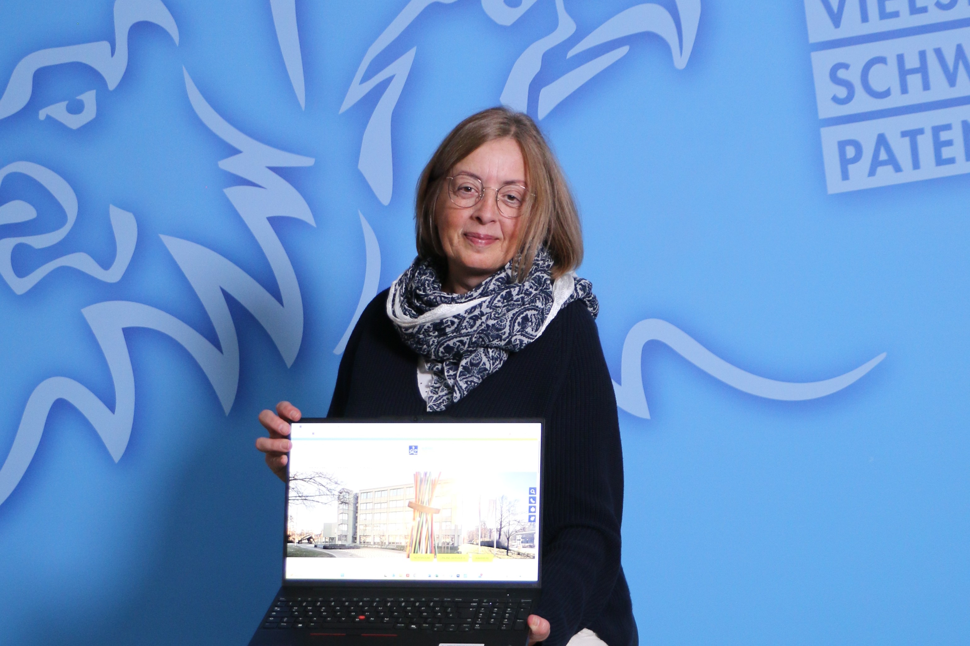 Internet-Beauftragte Birgit Wiedmann präsentiert die neue Website des Ostalbkreises.<br />
