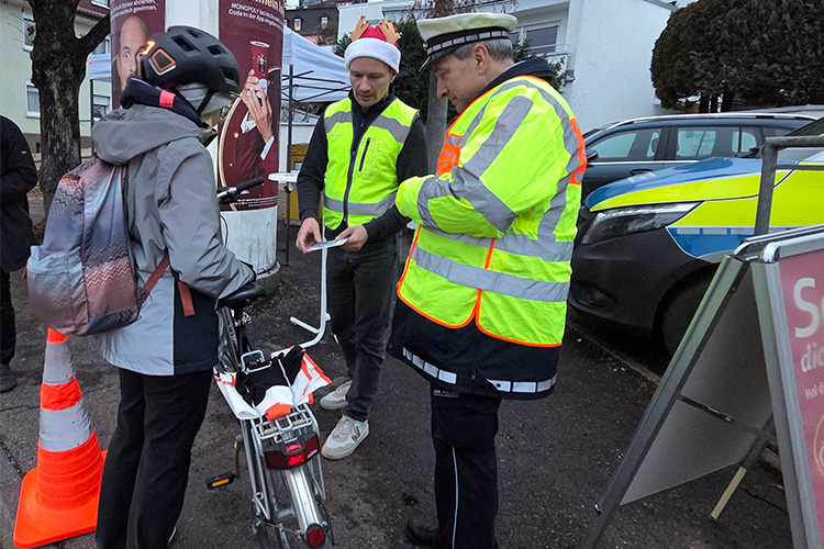 Polizei und Landkreisverwaltung sensibilisieren Radfahrende für Beleuchtung und Helm in der dunklen Jahreszeit - Gemeinsame Kontrollaktion in Schwäbisch Gmünd