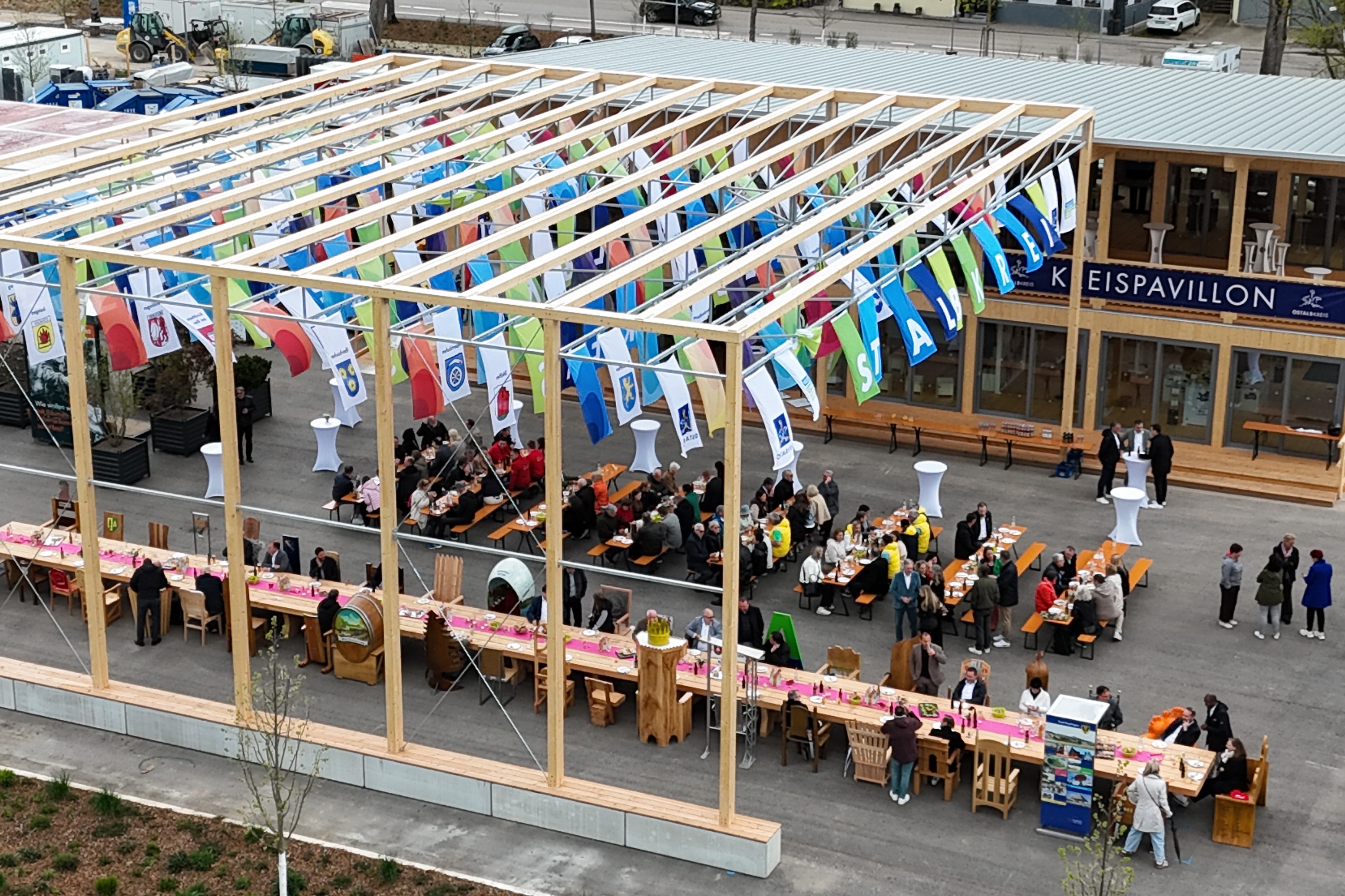 Der Kreispavillon des Ostalbkreises auf der Landesgartenschau Ellwangen, Landrat Dr. Joachim Bläse (Mitte, vorn) im Kreise von Erster Landesbeamtin Seefried, der Fraktionsvorsitzenden des Kreistags, Finanzdezernent und IGO-Geschäftsführer Kurz sowie Oberbürgermeister Michael Dambacher, der Gartenschau-Beauftragten des Ostalbkreises Manuela Rathgeb und den Gartenschau GmbH-Geschäftsführern Powolny und Degen, Die Protagonisten des neuen Imagefilms des Ostalbkreises, Impressionen aus dem Bereich Tourismus Ostalb mit großem Brettspiel, Erstes Ostalbvesper an der Ostalbtafel