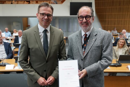 Landrat Dr. Joachim Bläse (links) übergab die Dankurkunde des Landes an Bürgermeister Peter Traub (rechts).