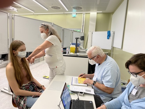 Isabelle Bünting (links), Master-Studentin an der Hochschule Aalen, erhält ihre Impfung vom Team um Dr. Gerhard Birn, Mobiles Impfteam des Zentralen Impfzentrums Robert-Bosch-Krankenhaus Stuttgart