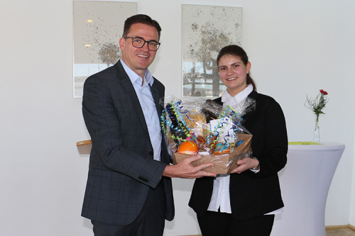 Landrat Dr. Joachim Bläse (links) begrüßt die neue Tourismusmanagerin des Ostalbkreises Alexandra Heger (rechts).