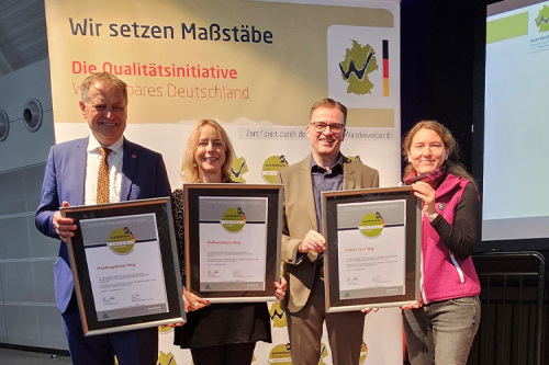  V. l.: Oberbürgermeister Richard Arnold (Stadt Schwäbisch Gmünd), Hester Rapp-van der Kooij (Sagenhafter Albuch), Landrat Dr. Joachim Bläse (Ostalbkreis) und Liane Jordan (WANDERBARES DEUTSCHLAND)