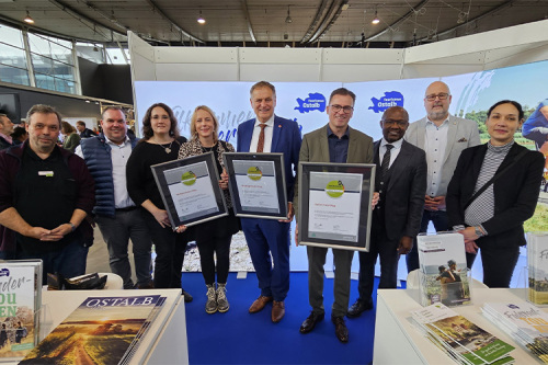 V. l.: Horst Sattler (Tourismus Ostalb), Bürgermeister Tobias Feldmeyer (Gemeinde Iggingen), Bürgermeisterin Marita Funk (Stadt Lorch), Hester Rapp-van der Kooij (Sagenhafter Albuch), Oberbürgermeister Richard Arnold (Stadt Schwäbisch Gmünd), Landrat Dr. Joachim Bläse (Ostalbkreis), Bürgermeister Dr. Joy Alemazung (Stadt Heubach), Bürgermeister Markus Bareis (Täferrot) und Daniela Holl (Tourismus Ostalb)