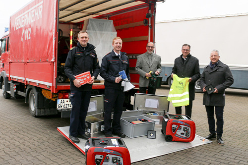 V. l.: Kreisbrandmeister Andreas Straub, Christian Keil vom Geschäftsbereich Brand- und Katastrophenschutz, Bürgermeister Peter Traub, Landrat Dr. Joachim Bläse und Dezernent Thomas Wagenblast präsentieren die Komponenten des Sets für Notfalltreffpunkte.