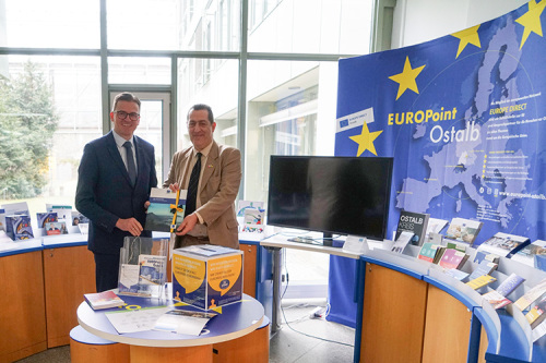 Landrat Dr. Joachim Bläse mit dem französischen Generalkonsul Gaël de Maisonneuve am EUROPoint Ostalb im Aalener Landratsamt, einem von sechs EUROPE DIRECT-Informationszentren im Land