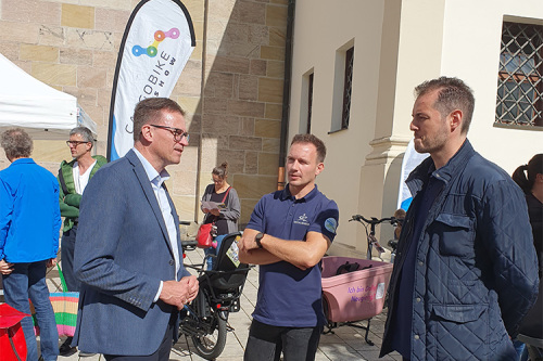 Landrat Dr. Joachim Bläse (links) und Lukas Dreher (Mitte) vom Geschäftsbereich Nachhaltige Mobilität des Landratsamts im Herbst 2023 beim gemeinsamen Radaktionstag mit Lastenrad-Testevent in Ellwangen 