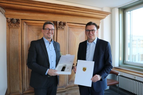 Bürgermeister Ralf Leinberger (links) erhielt von Landrat Dr. Joachim Bläse eine Urkunde des Kreises sowie die Ehrennadel des Gemeindetags für seine 25-jährige Tätigkeit als Bürgermeister.