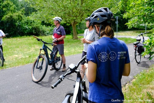 Sicher im Sattel: Landkreisverwaltung unterstützt Fahrsicherheitstrainings für E-Biker