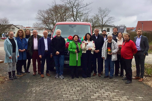 Ein roter Blitz für mehr Teilhabe: Offizielle Übergabe des neuen Schulbusses