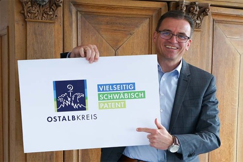 Landrat Dr. Joachim Bläse präsentiert die neue Logo-Variante mit dem Claim des Ostalbkreises.