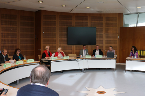 Unter Vorsitz von Kreiswahlleiter Landrat Dr. Joachim Bläse (4. v. r.) wurden die Wahlvorschläge für die Kreistagswahl am 9. Juni 2024 vom Kreiswahlausschuss zugelassen.
