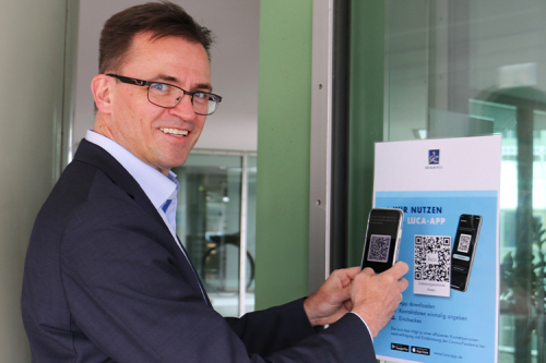 Landrat Dr. Joachim Bläse wirbt für den Einsatz der luca-App: Kunden der Zulassungsbehörde - hier Aalen - können ab sofort vor dem Betreten der Dienststelle einen QR-Code scannen und ihren Aufenthalt dokumentieren.