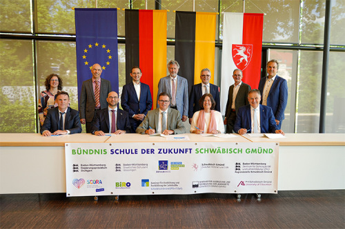 Personen v. l. n. r. Heike Petersen, Renzo Costantino, Prof. Uwe Maier, Prof. Kim-Patrick Sabla-Dimitrov, Adrian Schilde, Landrat Joachim Bläse, Thomas Lenz, Edgar Denk, Claudia Rugart, Jürgen Henzler, Richard Arnold, Klaus Arnholdt. ©Stadt Schwäbisch Gmünd